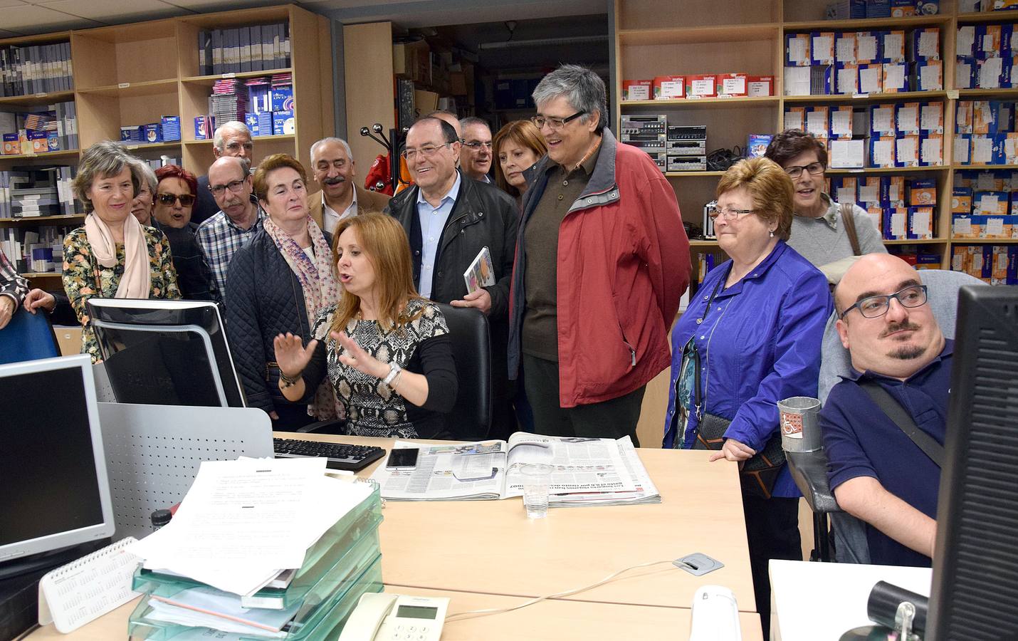 Alumnos de la Universidad de la Experiencia visitan la multimedia de Diario LA RIOJA