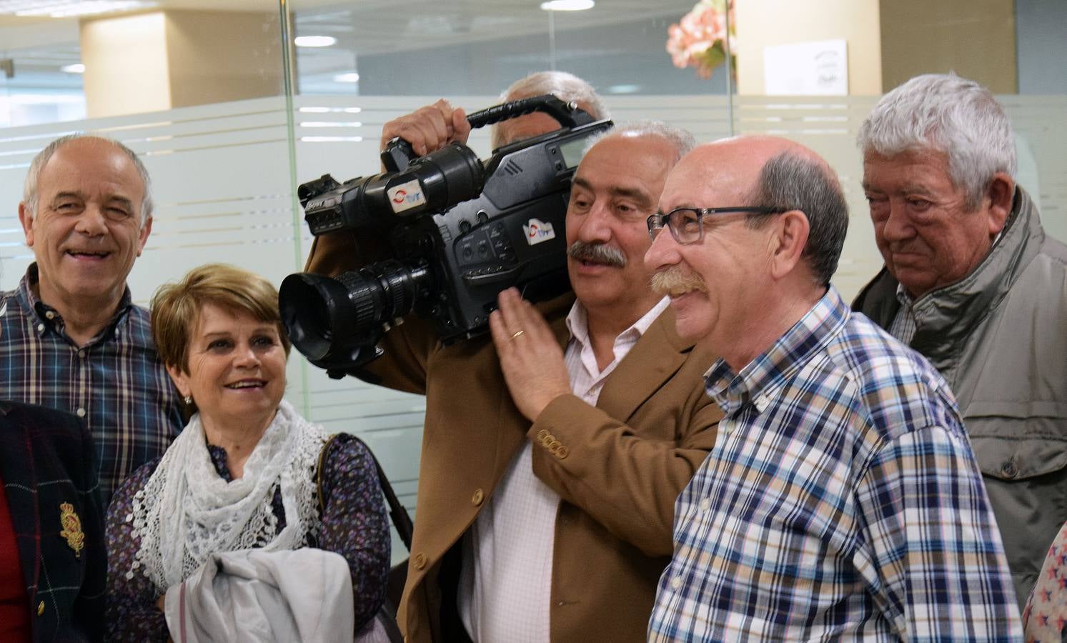 Alumnos de la Universidad de la Experiencia visitan la multimedia de Diario LA RIOJA