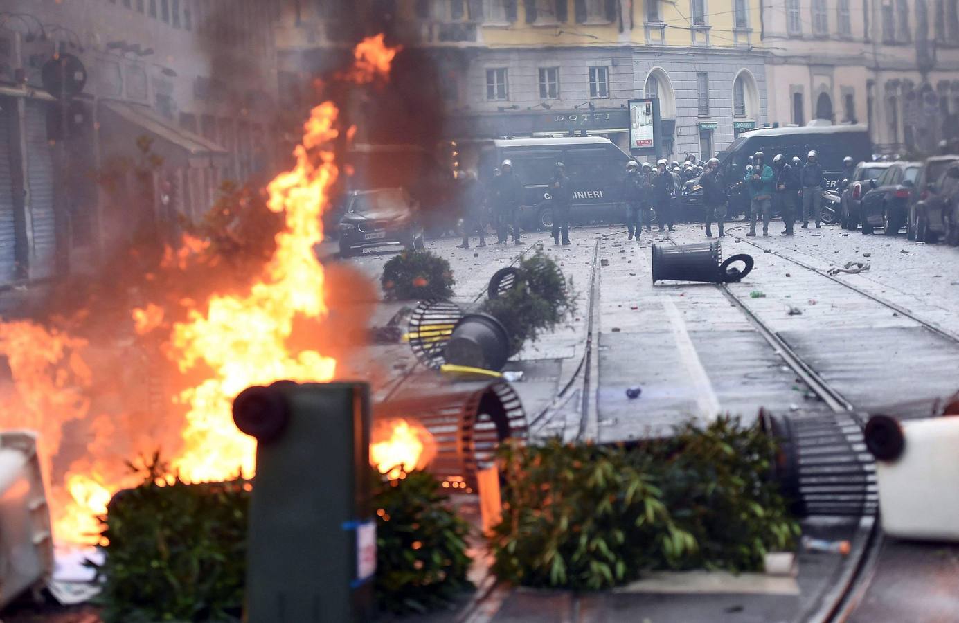 Las protestas contra la Expo incendian Milán