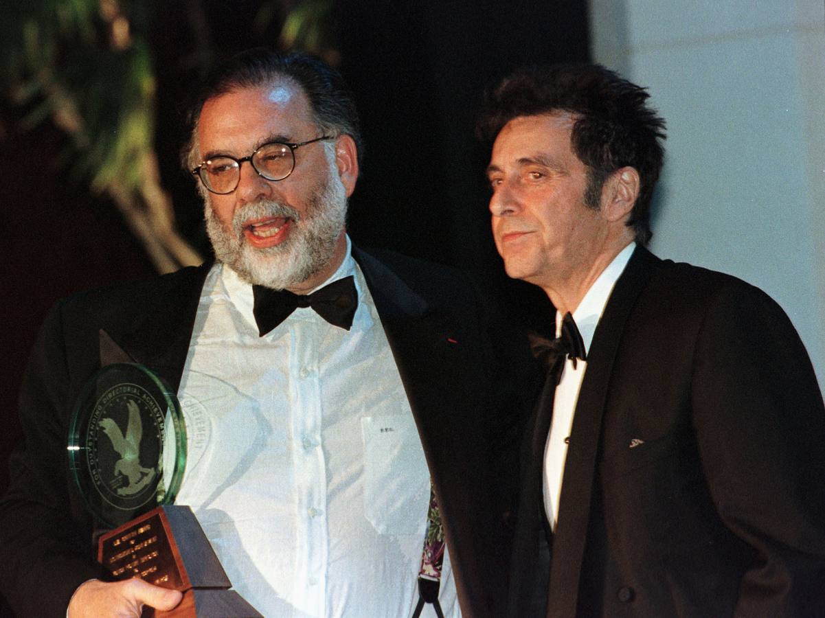 Al Pacino entrega a Francis Ford Coppola el premio de la Asociación de Directores de America como reconocimiento a su trayectoria profesional.