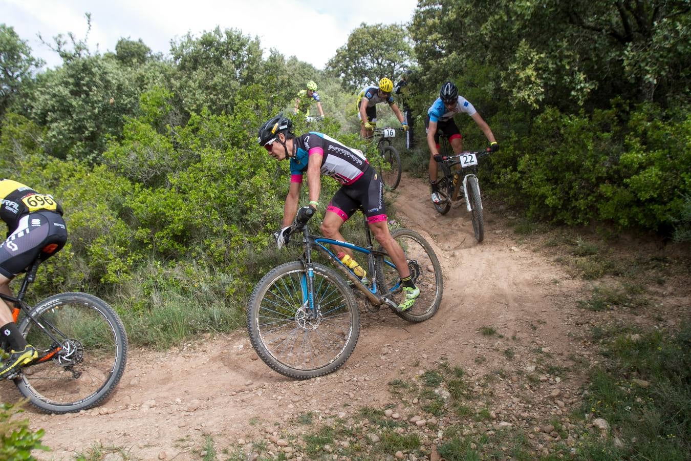 La salida, los podios y el inicio de la primera etapa de La Rioja Bike Race