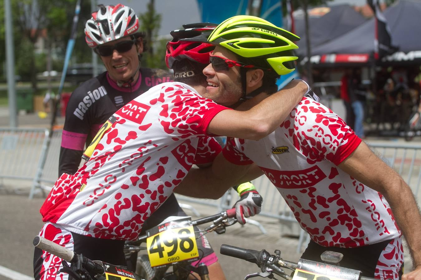 La salida, los podios y el inicio de la primera etapa de La Rioja Bike Race