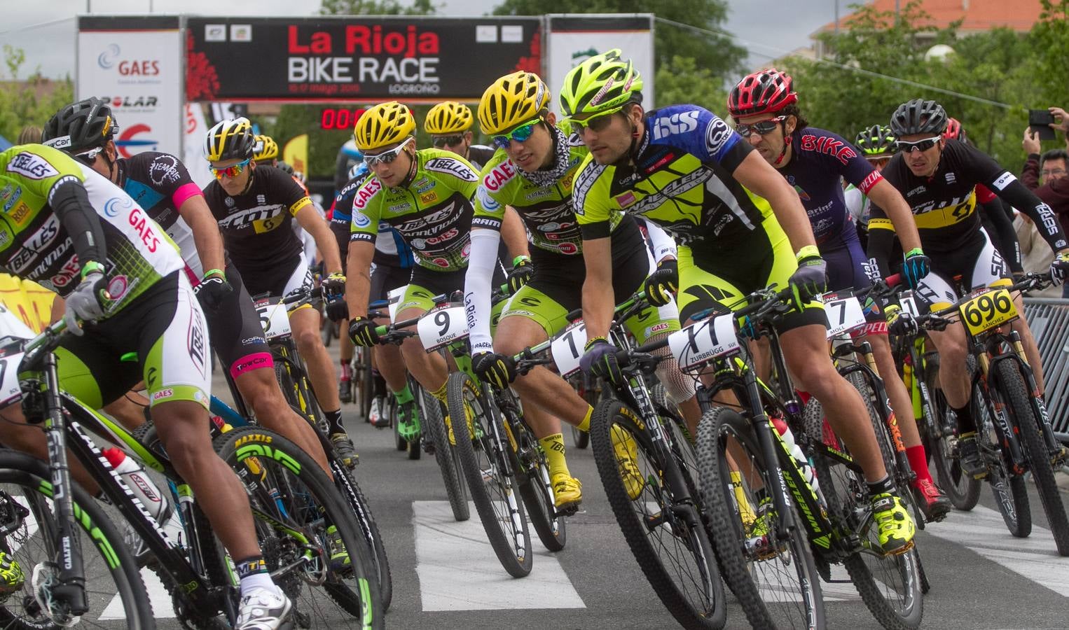 La salida, los podios y el inicio de la primera etapa de La Rioja Bike Race