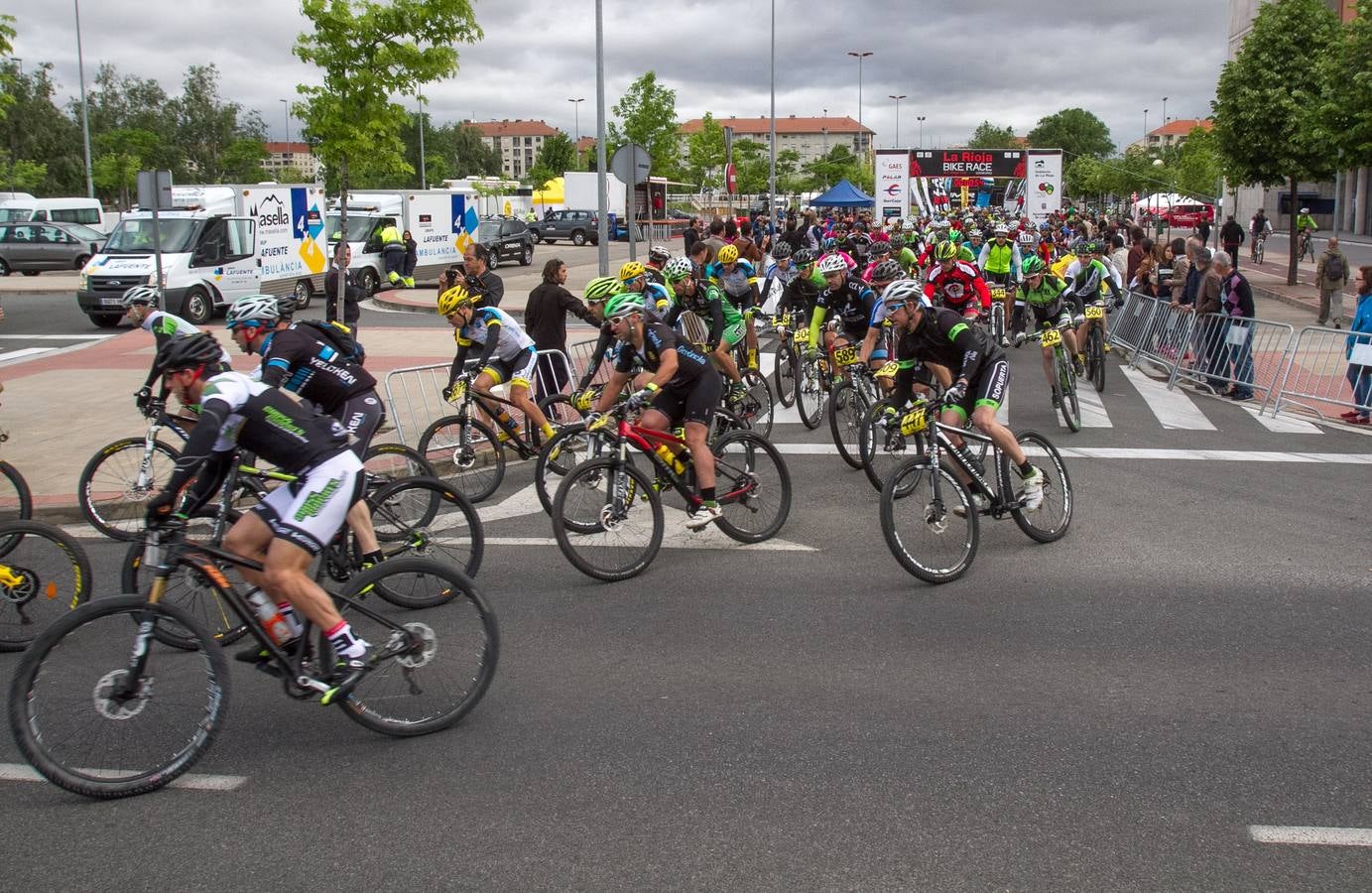 La salida, los podios y el inicio de la primera etapa de La Rioja Bike Race