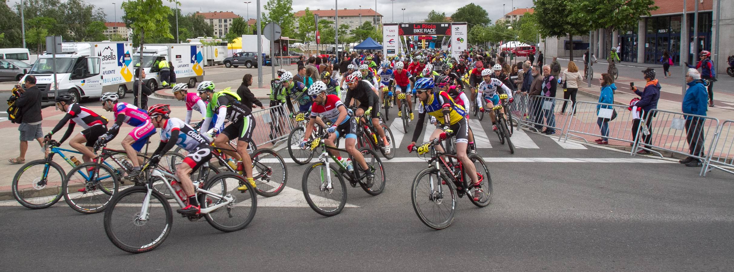 La salida, los podios y el inicio de la primera etapa de La Rioja Bike Race