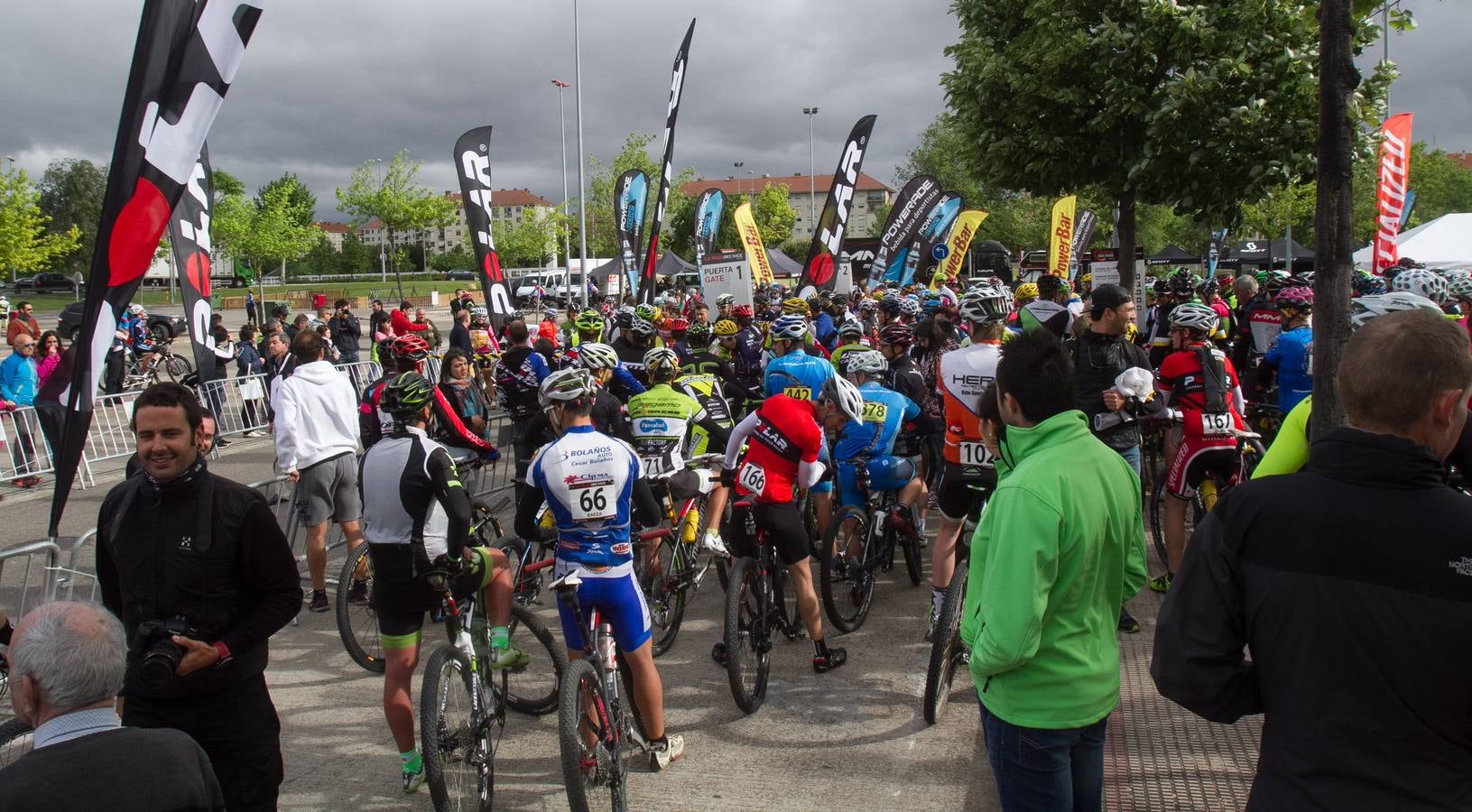 La salida, los podios y el inicio de la primera etapa de La Rioja Bike Race