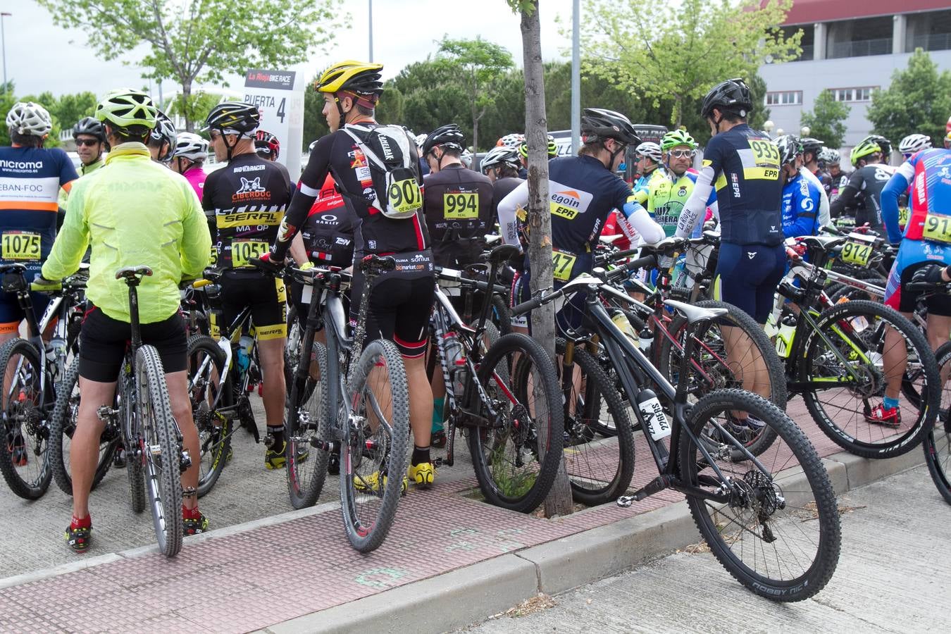 La salida, los podios y el inicio de la primera etapa de La Rioja Bike Race