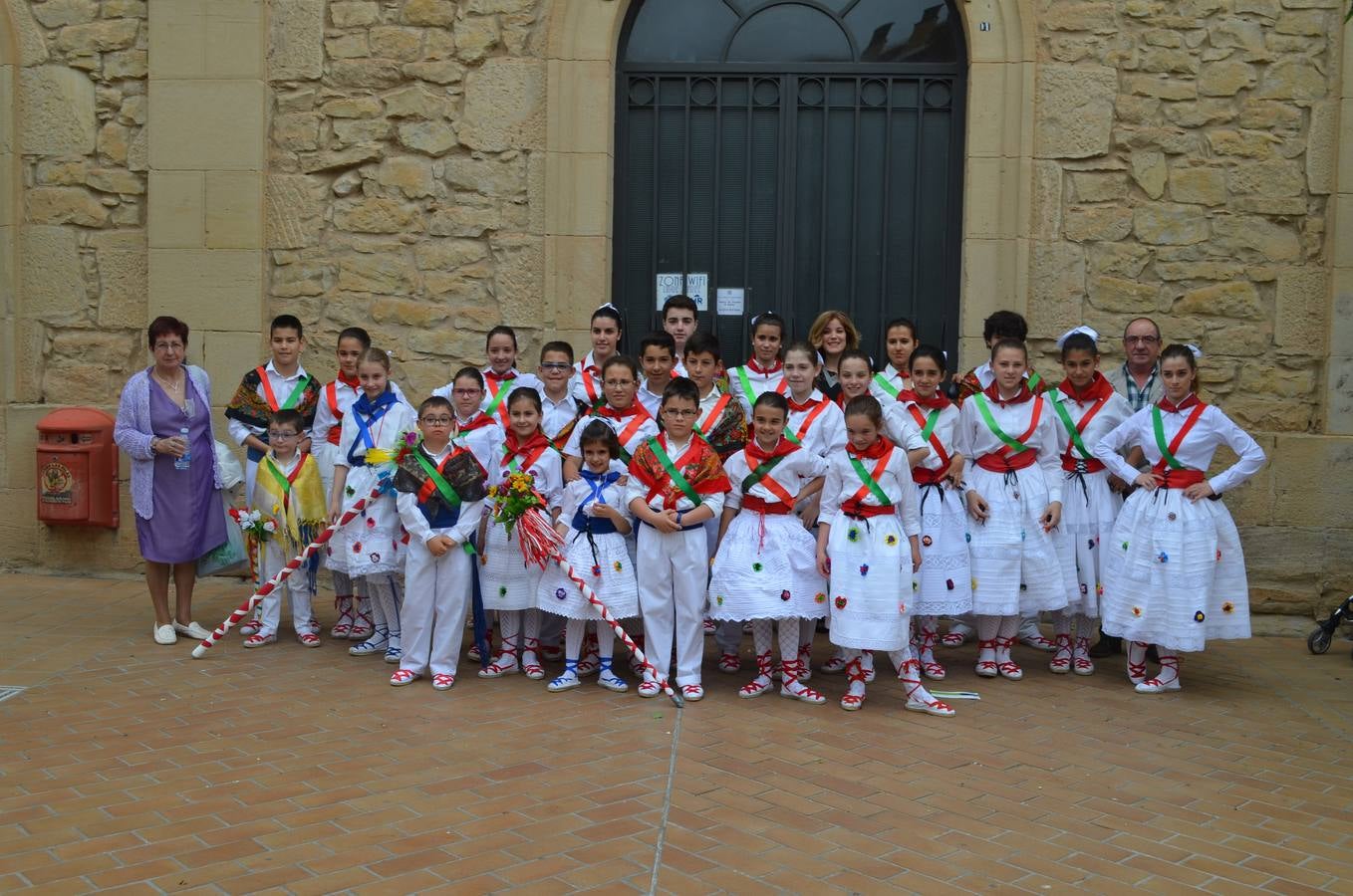 Fuenmayor. Niños con los trajes regionales