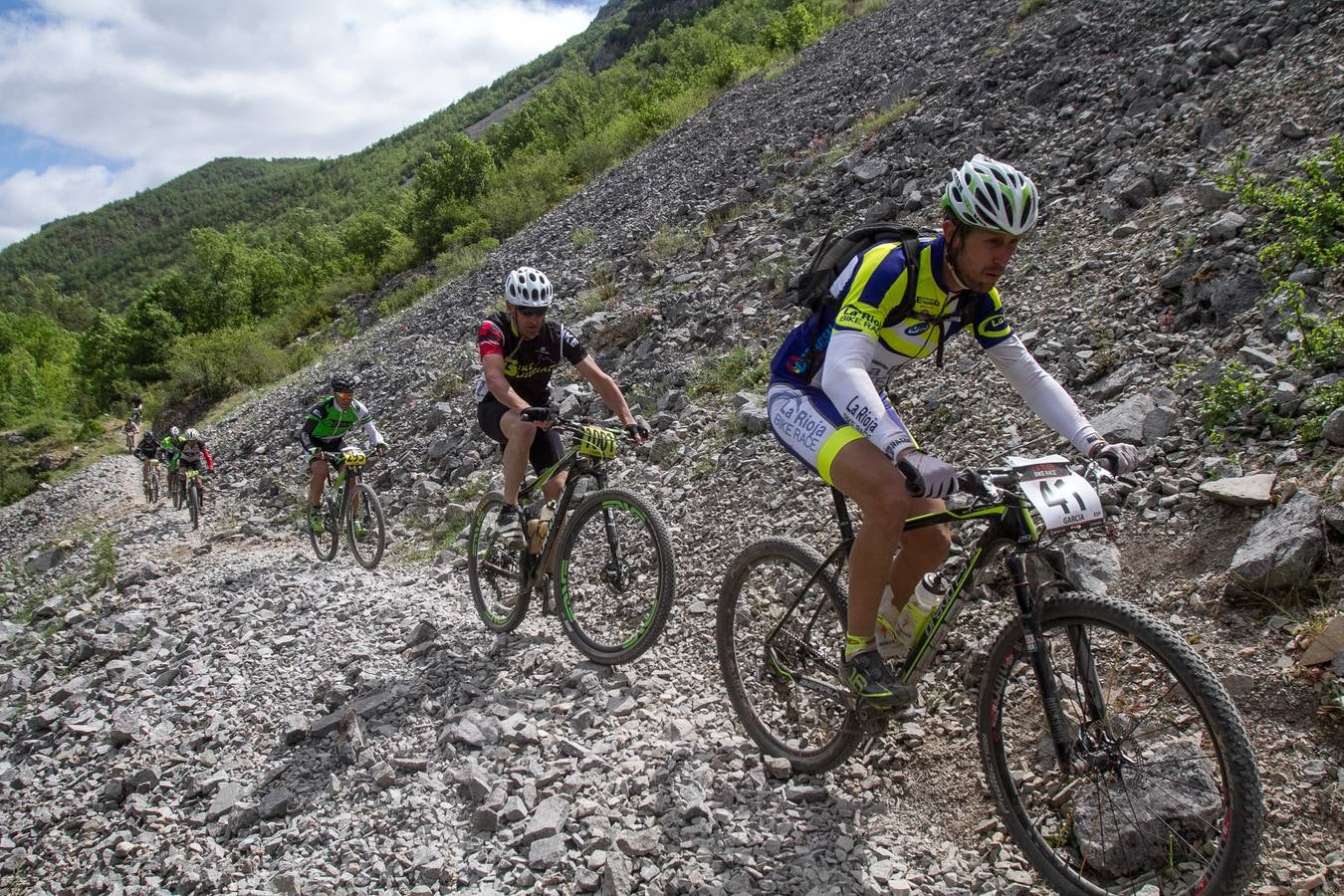 Salida y desarrollo de la segunda etapa de La Rioja Bike Race