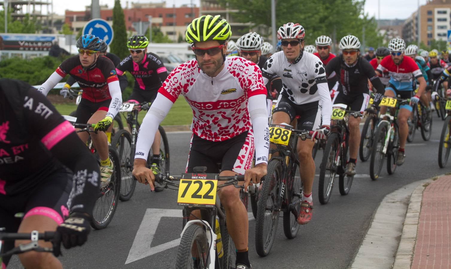 Salida y desarrollo de la segunda etapa de La Rioja Bike Race