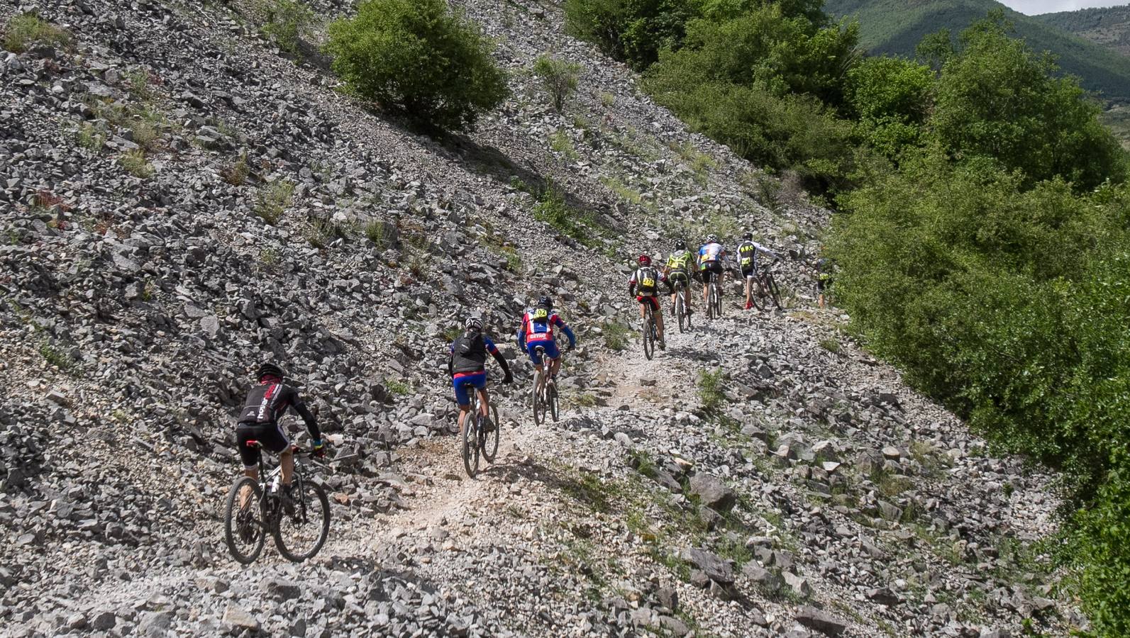 Salida y desarrollo de la segunda etapa de La Rioja Bike Race