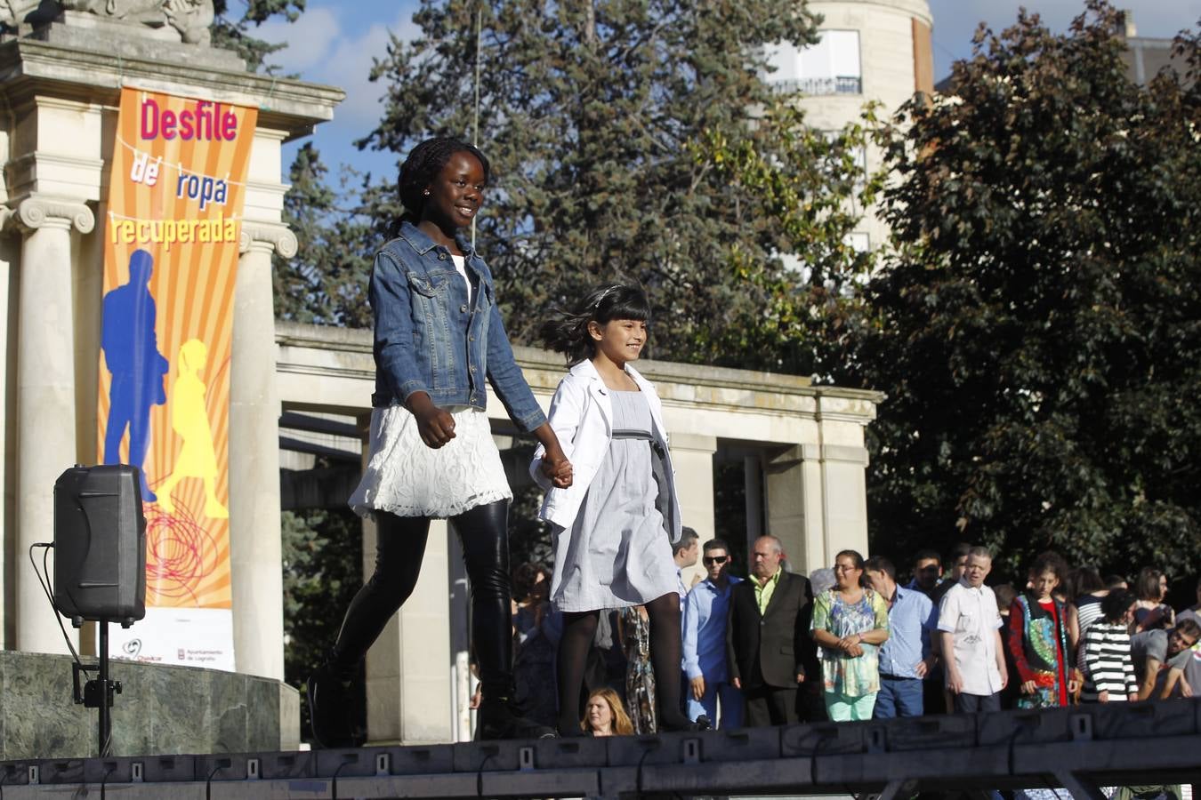 Desfile de Cáritas de ropa recuperada en El Espolón