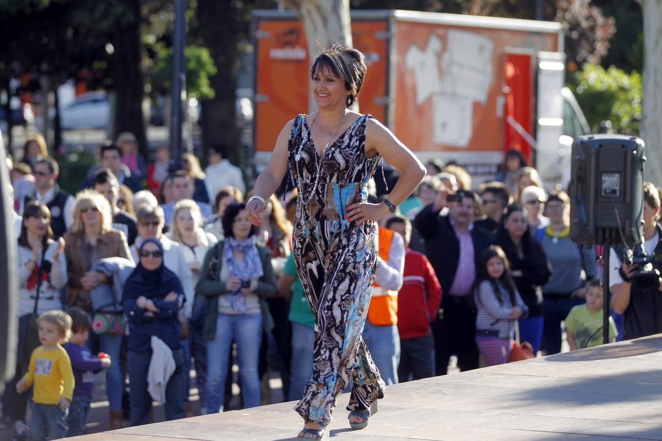 Desfile de Cáritas de ropa recuperada en El Espolón