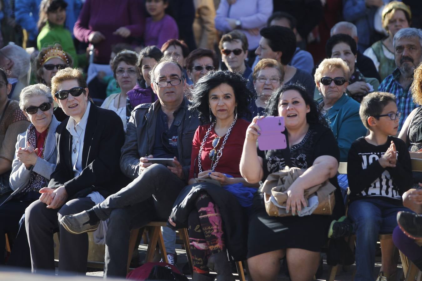 Desfile de Cáritas de ropa recuperada en El Espolón