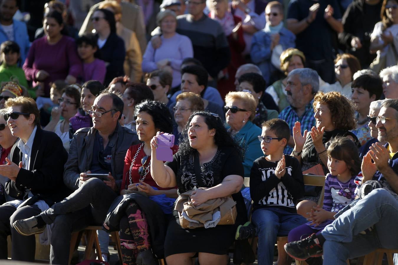 Desfile de Cáritas de ropa recuperada en El Espolón