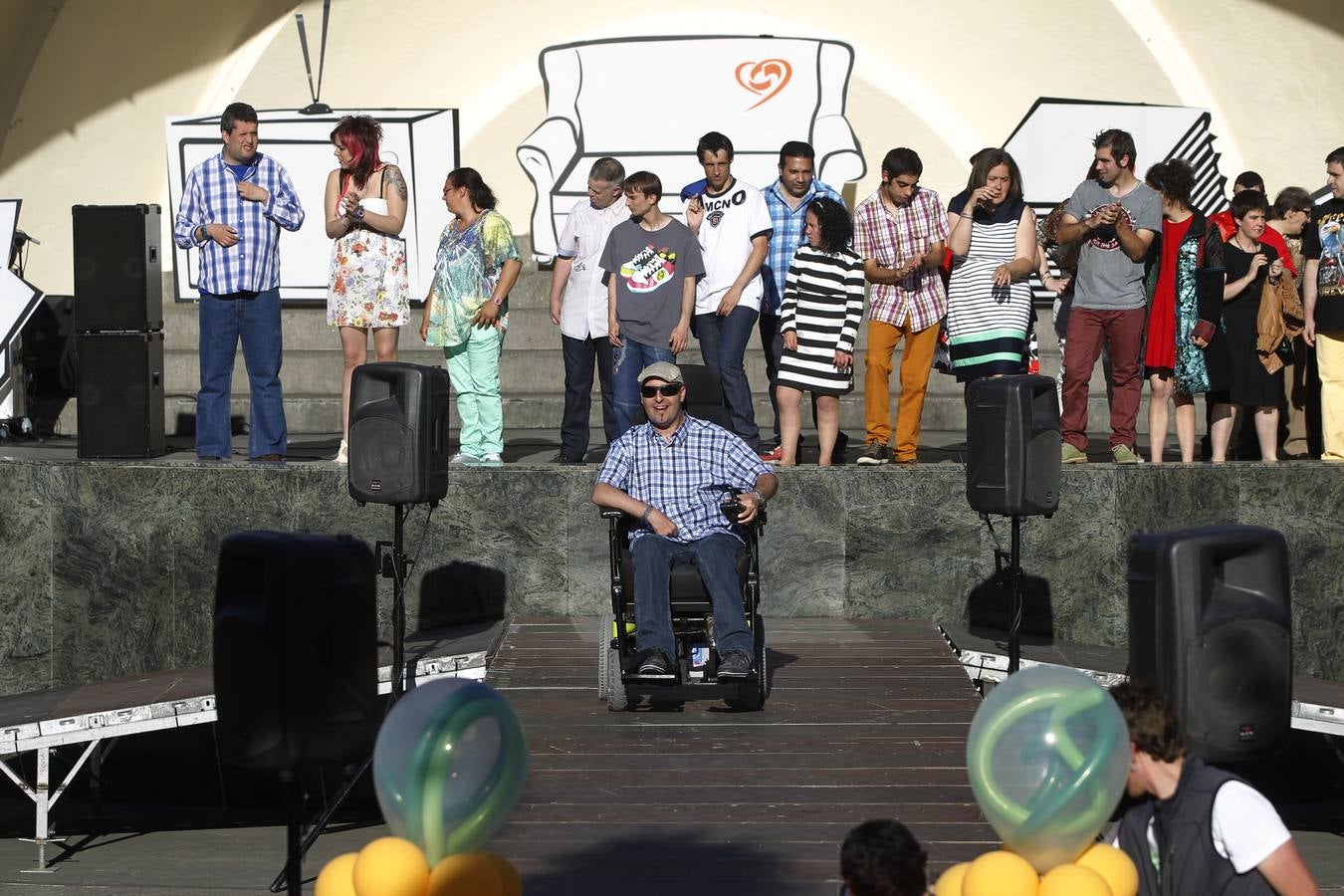 Desfile de Cáritas de ropa recuperada en El Espolón