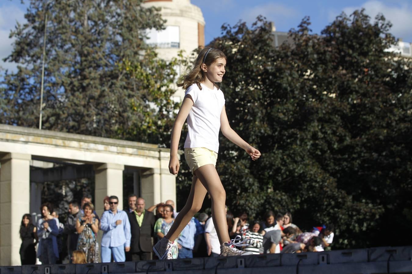 Desfile de Cáritas de ropa recuperada en El Espolón