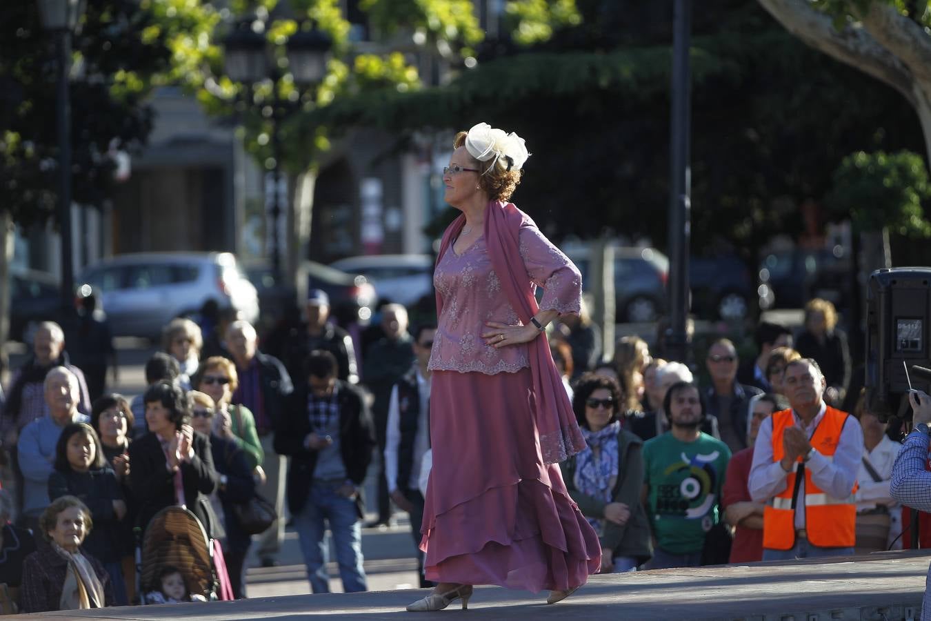 Desfile de Cáritas de ropa recuperada en El Espolón