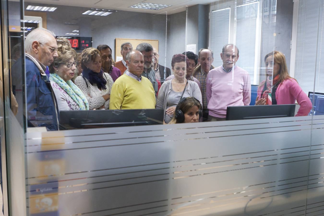 Alumnos de la Universidad de la Experiencia visitan la multimedia de Diario LA RIOJA