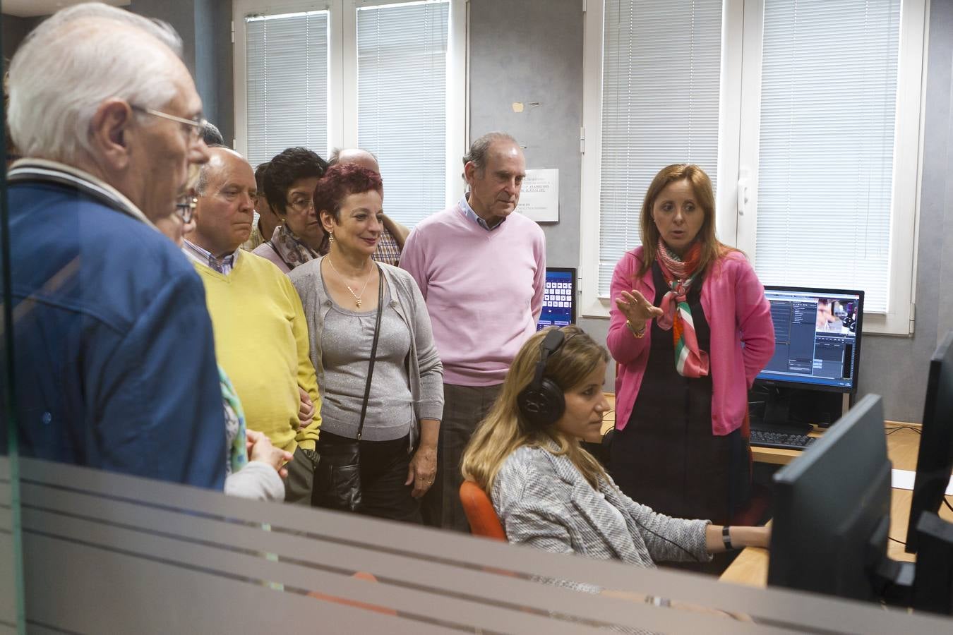 Alumnos de la Universidad de la Experiencia visitan la multimedia de Diario LA RIOJA