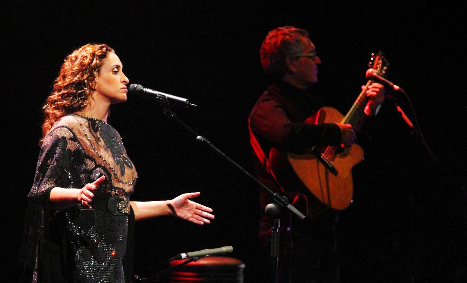 Música dentro, protestas fuera