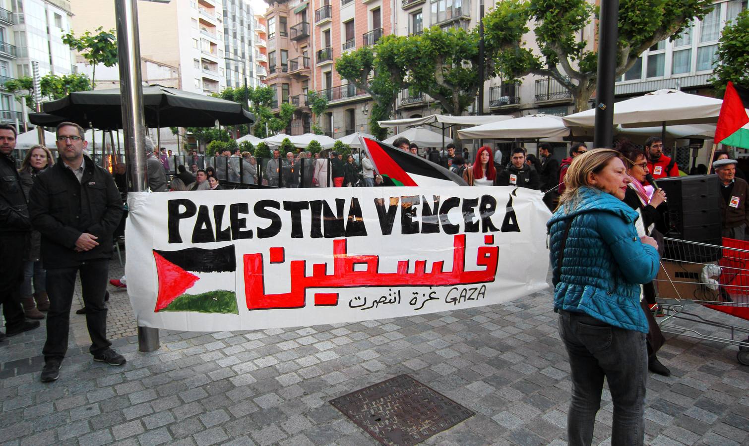 Música dentro, protestas fuera