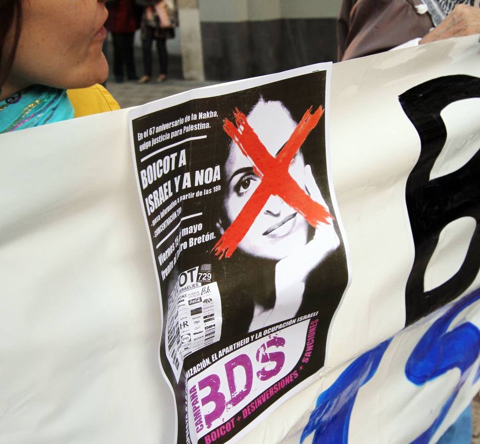 Música dentro, protestas fuera