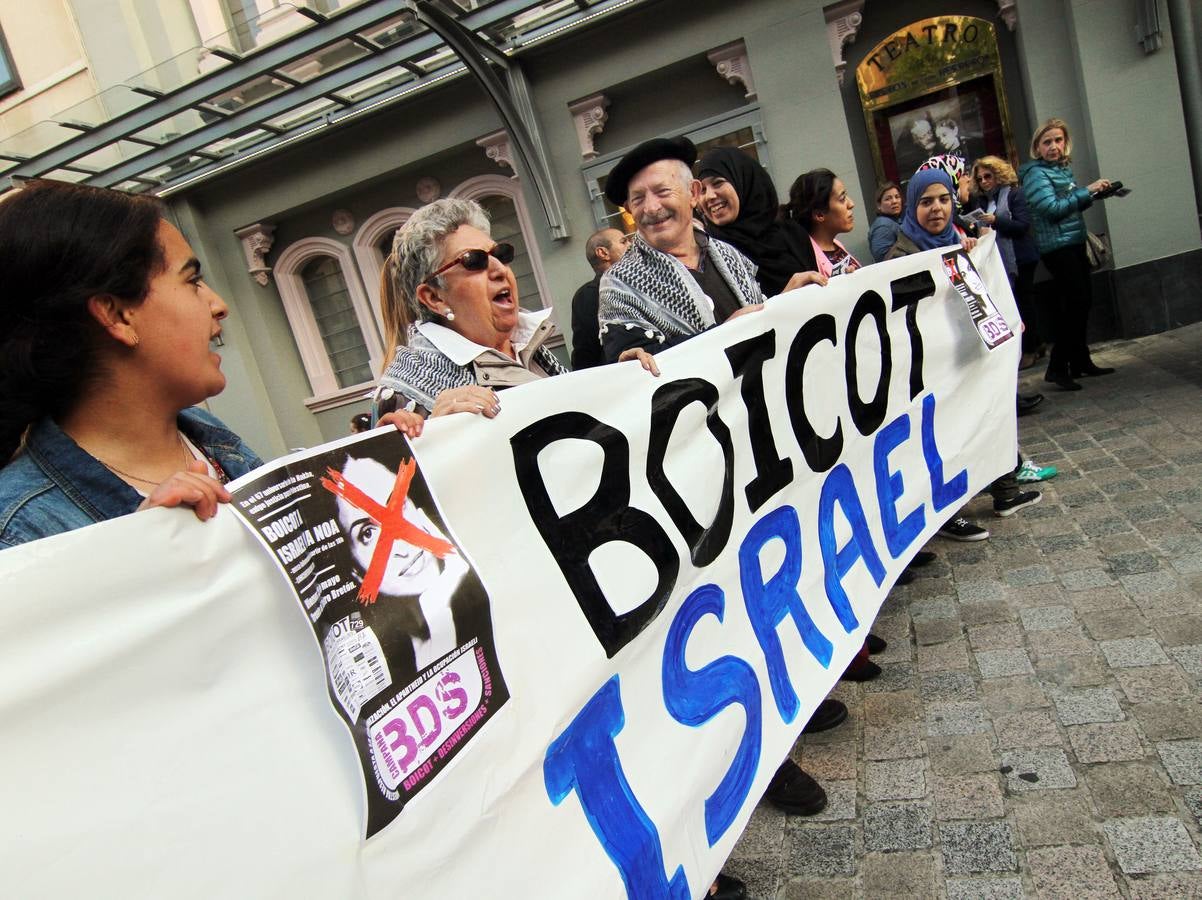 Música dentro, protestas fuera