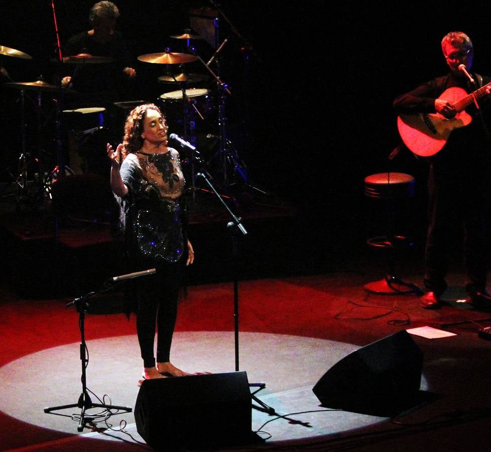 Música dentro, protestas fuera