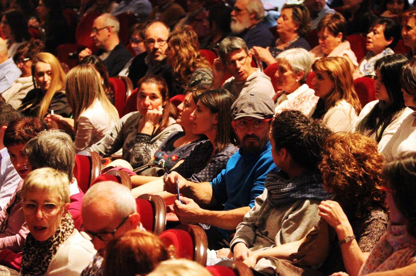 Música dentro, protestas fuera