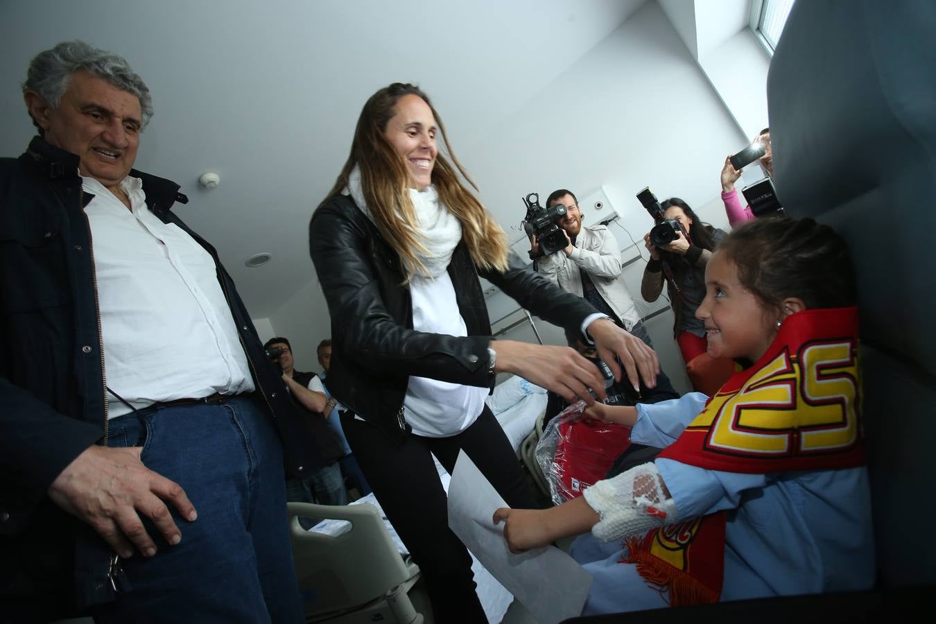 Visita a los niños de dos &#039;grandes&#039; del baloncesto