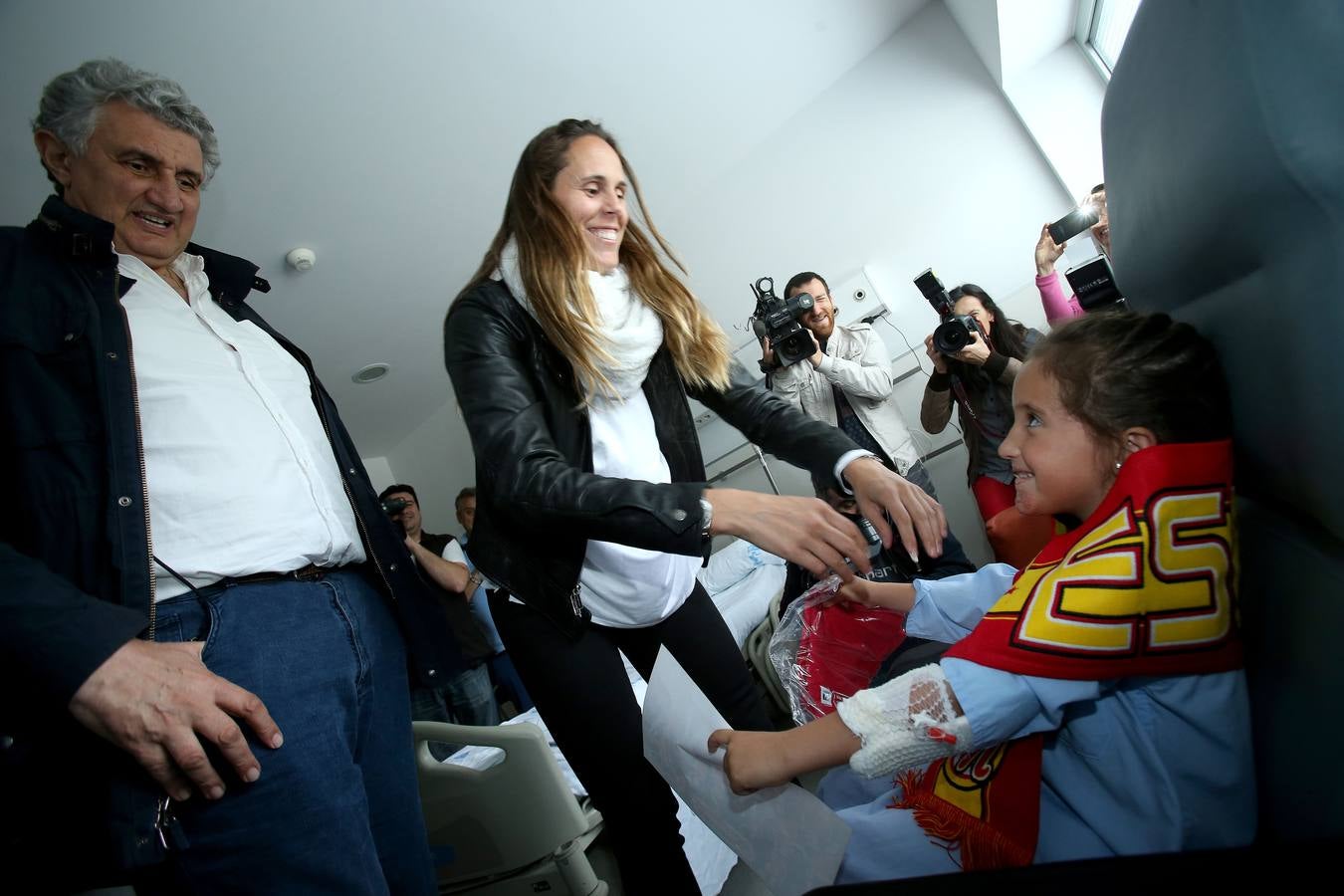 Visita a los niños de dos &#039;grandes&#039; del baloncesto