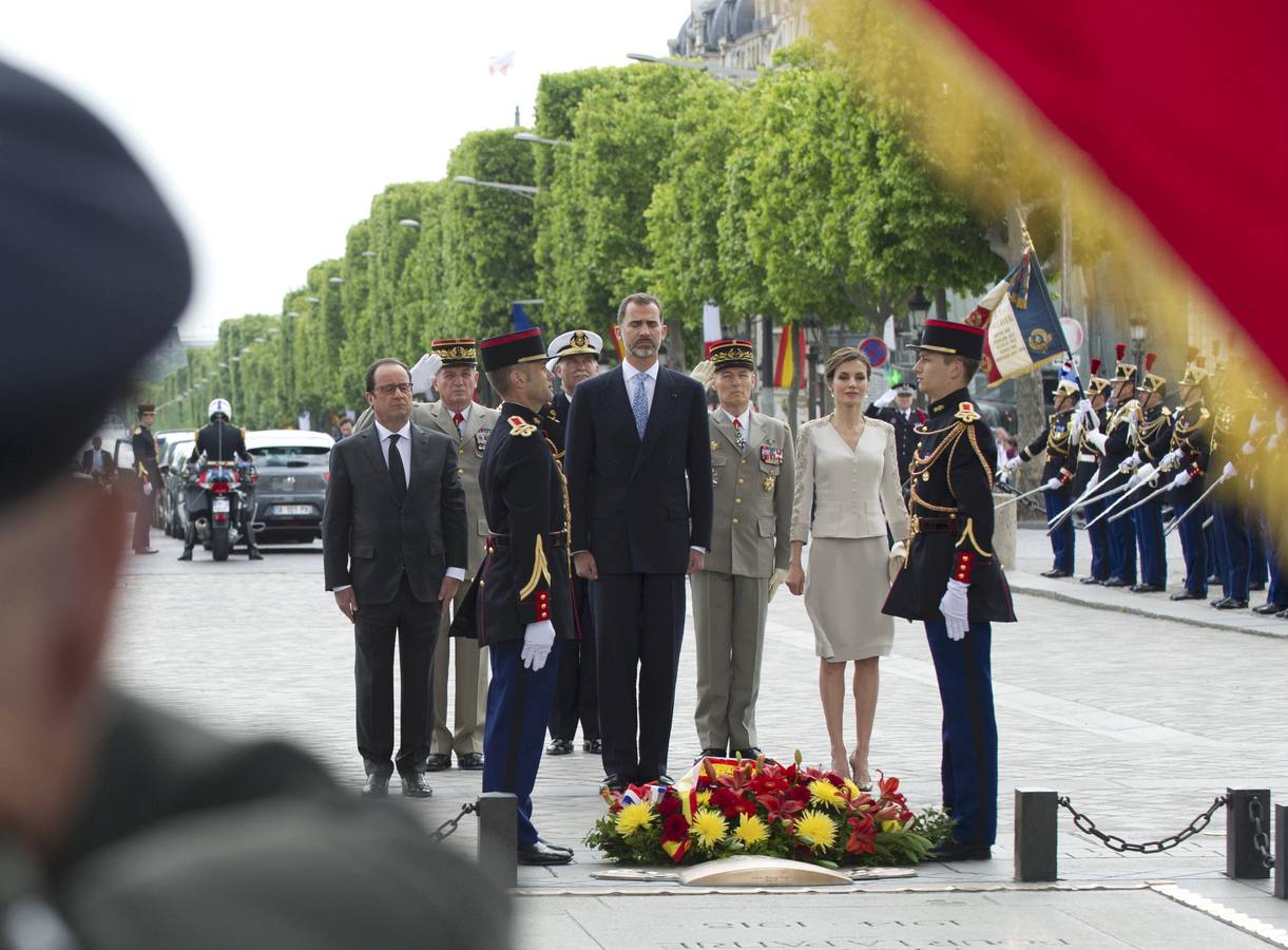 Bienvenida a los reyes en el Arco del Triunfo, donde se celebró una ceremonia en homenaje al soldado desconocido.