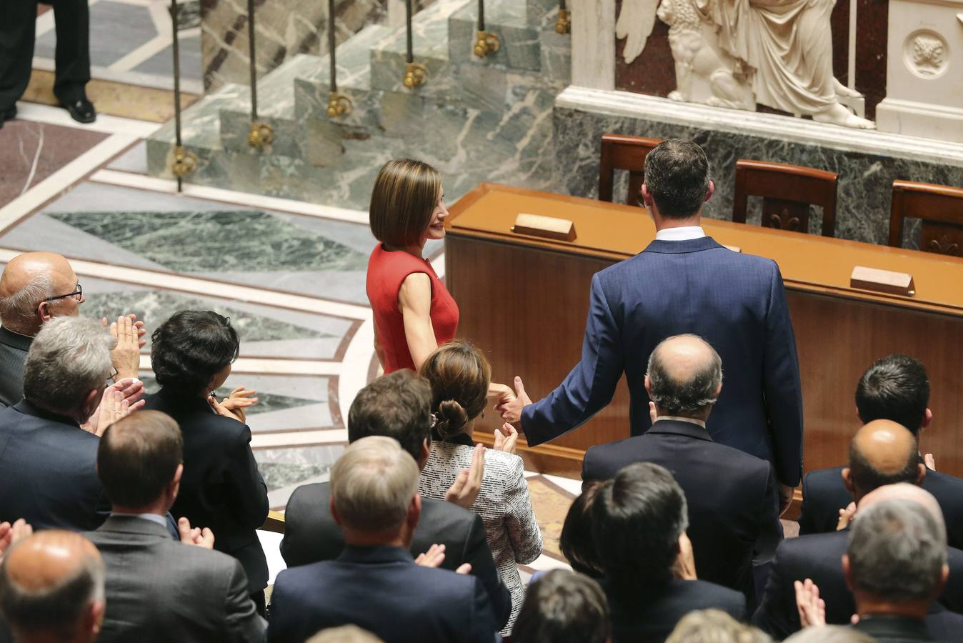 El rey Felipe, junto a la reina Letizia, aplaudido por los diputados franceses tras su intervención en la Asamblea Nacional en París.