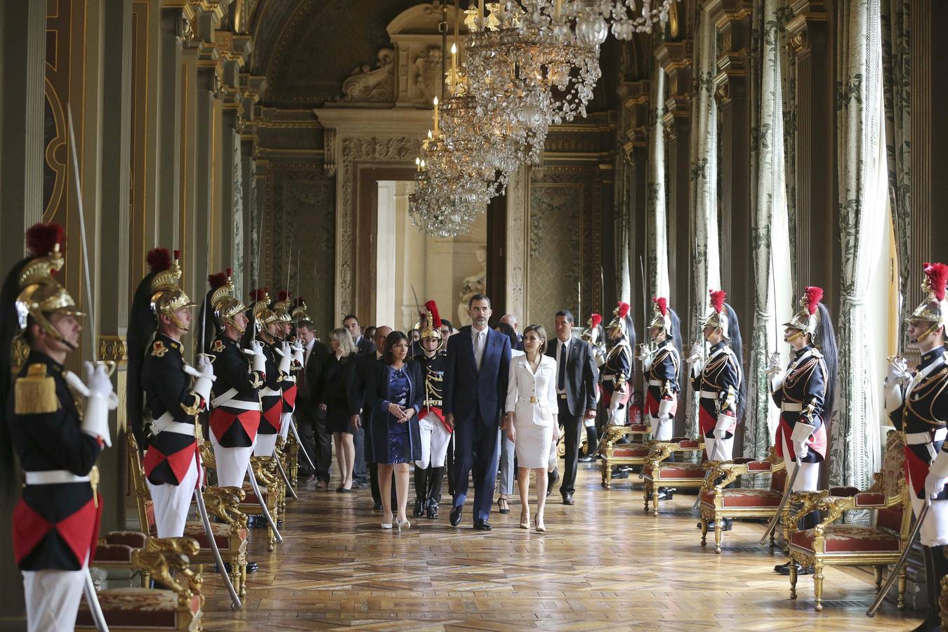 Los reyes Felipe y Letizia acompañados por la alcaldesa de París, Anne Hidalgo, durante la visita realizada hoy al Ayuntamiento parisino, en la segunda jornada de la visita de Estado que los Reyes de España realizan a Francia.