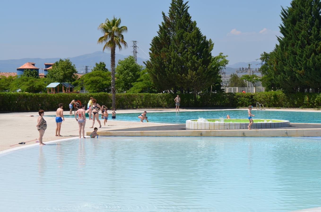 El público disfruta en la inauguración de las piscinas de Calahorra