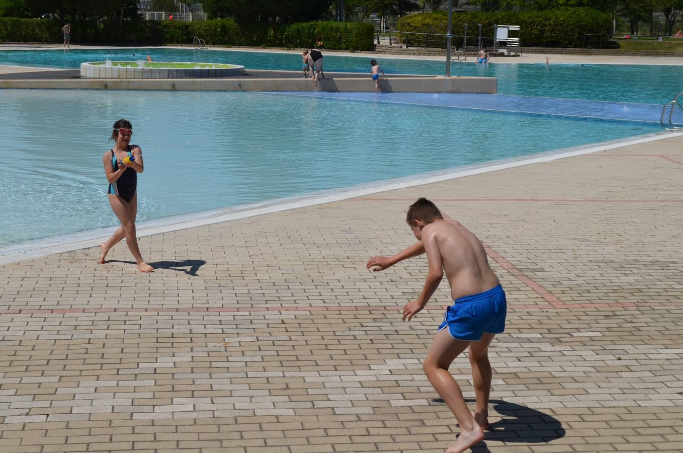 El público disfruta en la inauguración de las piscinas de Calahorra