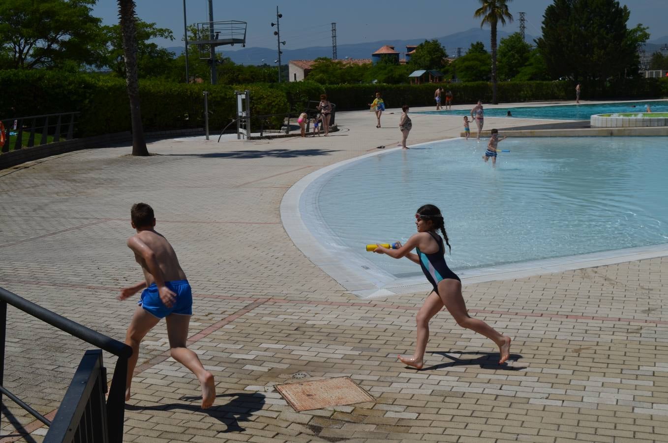 El público disfruta en la inauguración de las piscinas de Calahorra