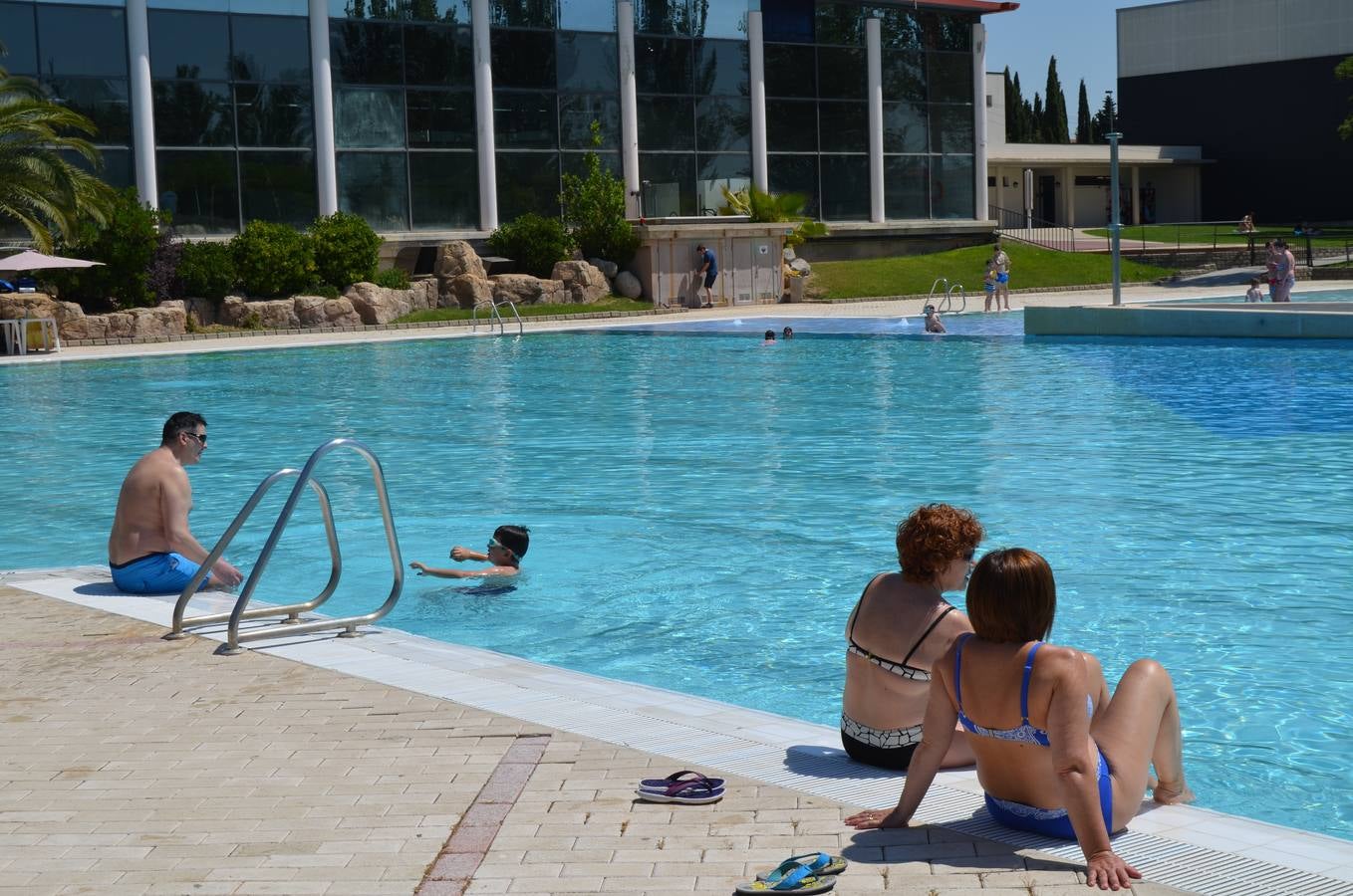 El público disfruta en la inauguración de las piscinas de Calahorra
