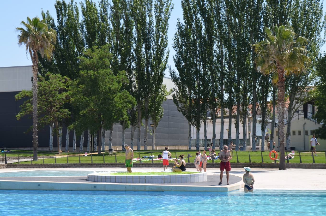El público disfruta en la inauguración de las piscinas de Calahorra