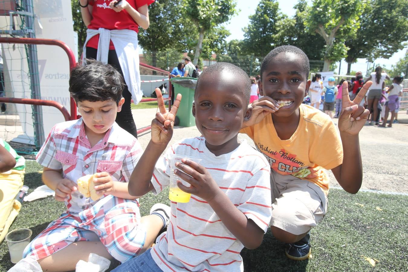 Voluntarios de &#039;la Caixa&#039; pasan la jornada con 60 niños riojanos de YMCA