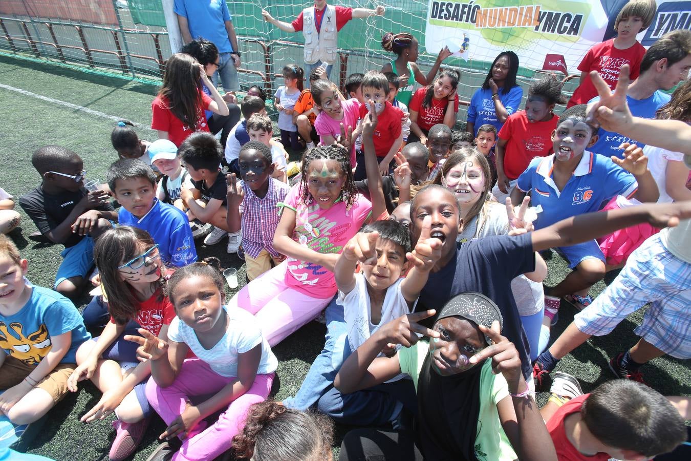 Voluntarios de &#039;la Caixa&#039; pasan la jornada con 60 niños riojanos de YMCA