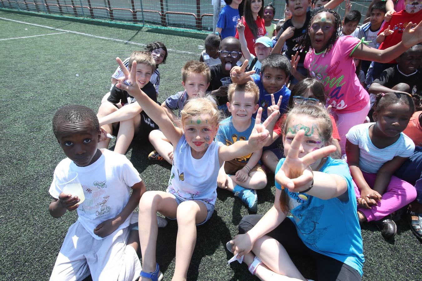 Voluntarios de &#039;la Caixa&#039; pasan la jornada con 60 niños riojanos de YMCA