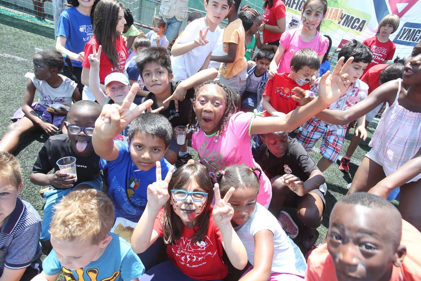 Voluntarios de &#039;la Caixa&#039; pasan la jornada con 60 niños riojanos de YMCA