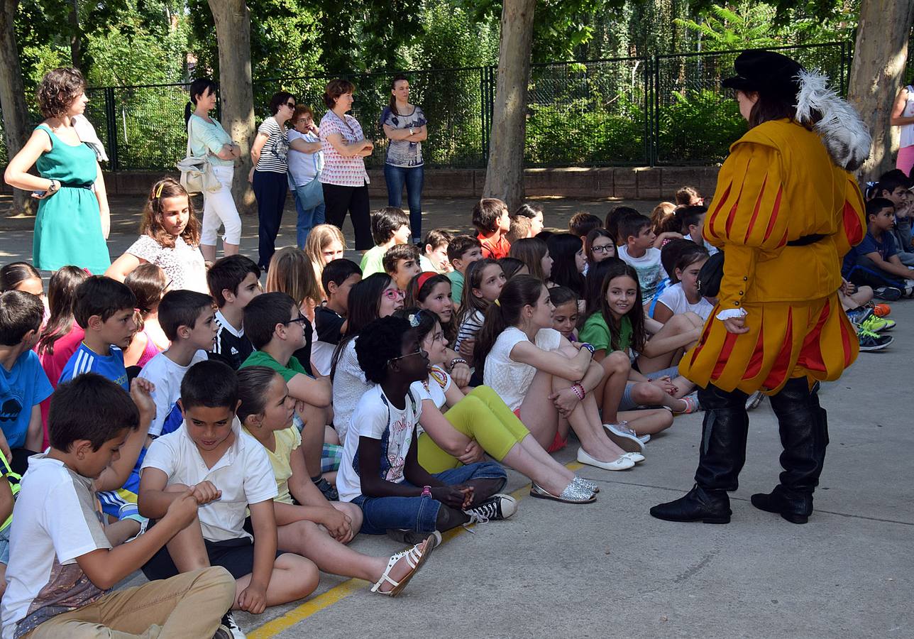 Los alumnos de Las Gaunas reciben la visita de la asociación histórica de recreación &#039;Héroes del Revellín&#039;