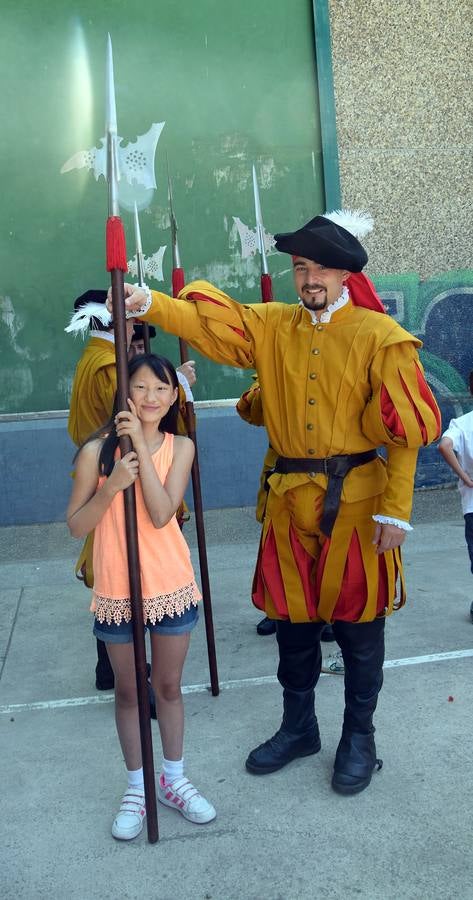 Los alumnos de Las Gaunas reciben la visita de la asociación histórica de recreación &#039;Héroes del Revellín&#039;