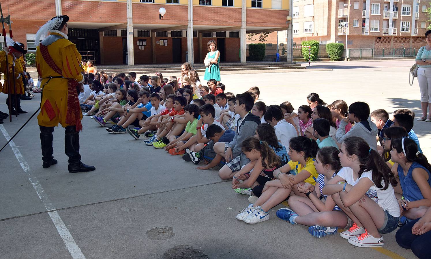 Los alumnos de Las Gaunas reciben la visita de la asociación histórica de recreación &#039;Héroes del Revellín&#039;