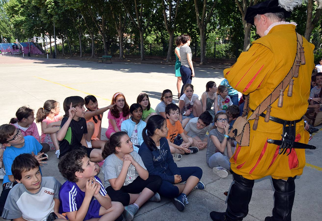 Los alumnos de Las Gaunas reciben la visita de la asociación histórica de recreación &#039;Héroes del Revellín&#039;