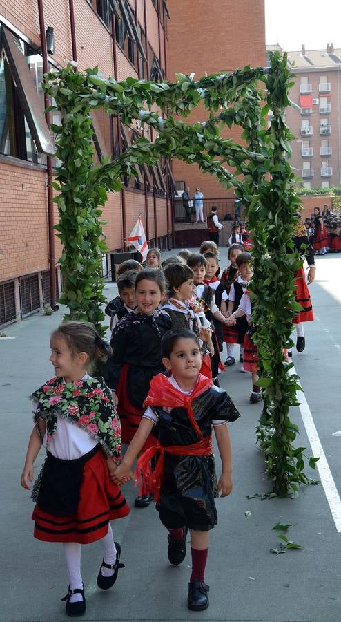 Los alumnos de Jesuitas recrean las Fiestas de San Bernabé