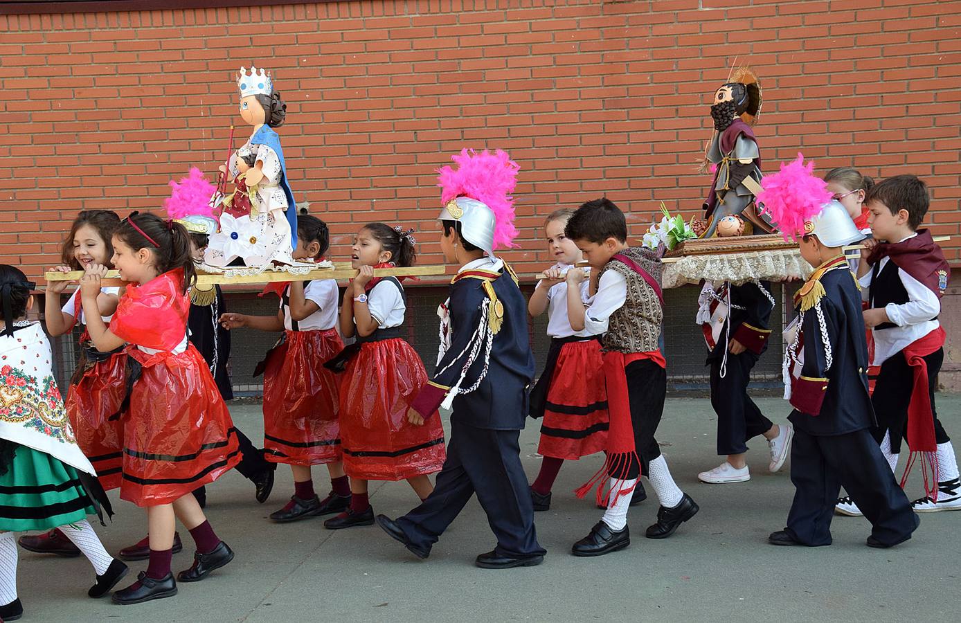 Los alumnos de Jesuitas recrean las Fiestas de San Bernabé